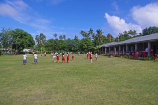 小学校を訪問