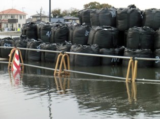 地面沈下で、満潮時には道路が冠水