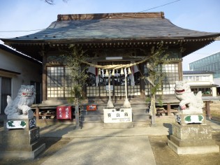 JR矢本駅近くにある須賀神社の正月飾り。鳥居と本殿には、竹飾りが