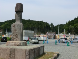 モアイ像からさんさん商店街を望む