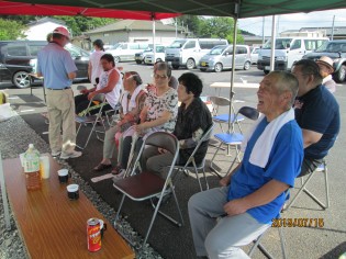 石巻市糠塚・糠塚前団地の合同夏祭りを見学中の自治会役員（写真提供も）