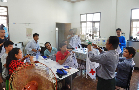 ミャンマーの「赤十字」のインストラクターによる応急処置訓練