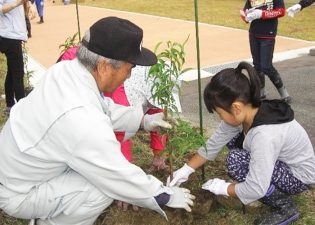 2019年東日本大震災‗避難者支援　いいたてスポーツ公園　花桃の記念植樹（福島県）