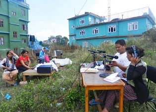 2015年コミュニティＦＭラジオ放送局舎が地震で倒壊し屋外から放送している（ネパール)