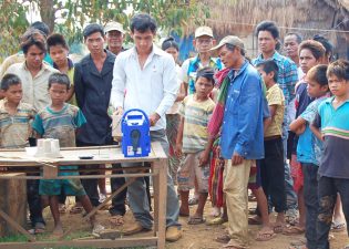 2010年少数民族へのグループリスニング用ラジオ受信機を配布（カンボジア)