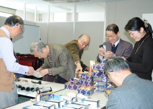 2011年東日本大震災支援‗NTT労組とアトランティス社からラジオの寄贈