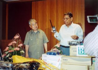 2001年地震による緊急支援‗医療無線機贈呈式(インド）